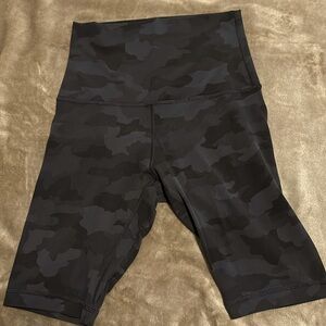 Lululemon Align 10” Shorts - Black Camo- Size 6 (Used-very good condition)